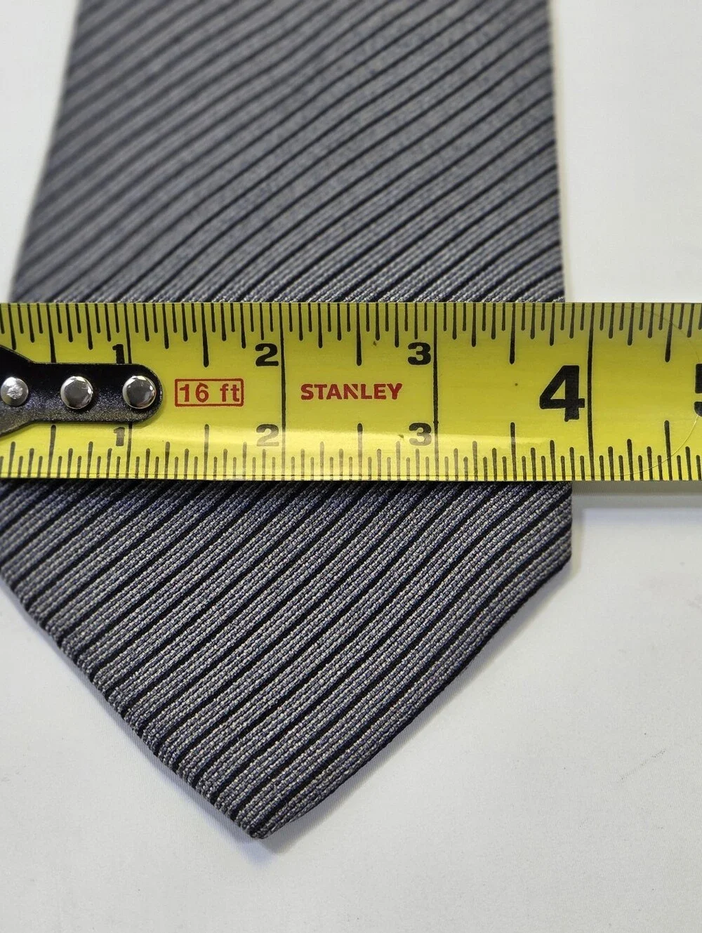 Ermenegildo Zegna 100% Silk Made in Italy Gray Striped Designer Tie
